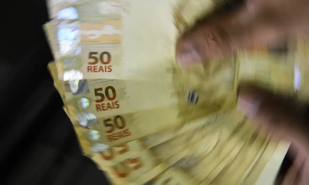 Saques superam depósitos na poupança