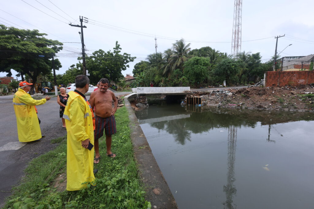 Defesa Civil de Fortaleza durante limpeza dos canais da cidade.