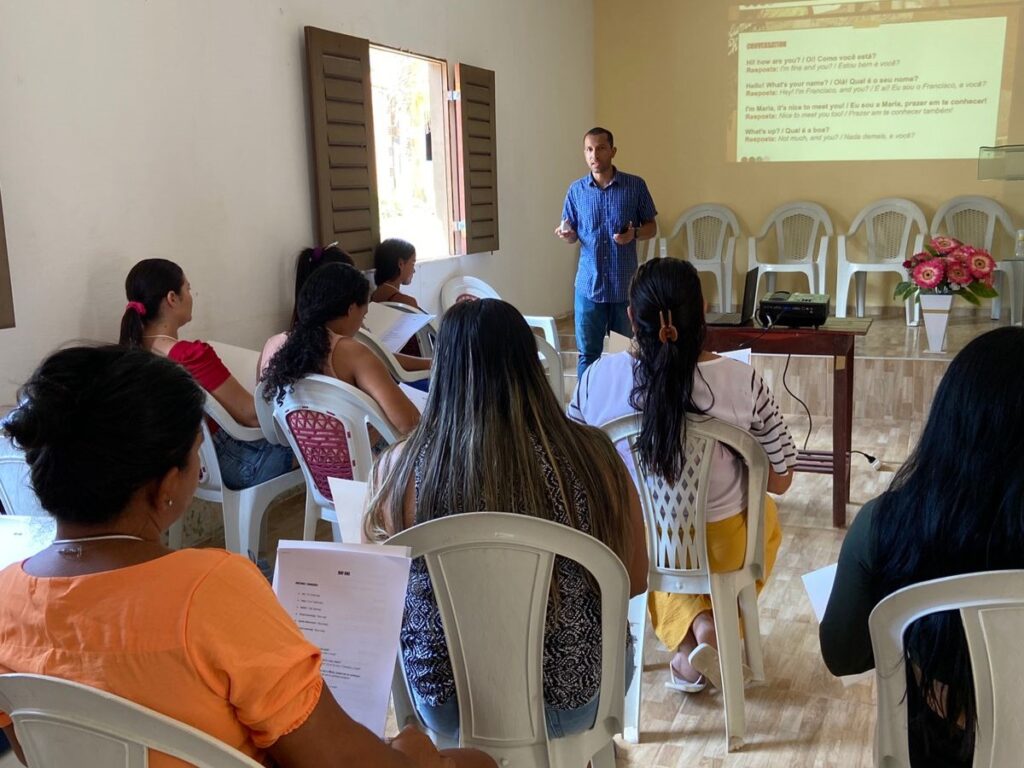 Aula de inglês para profissionais do turismo em Amontada, no Ceará