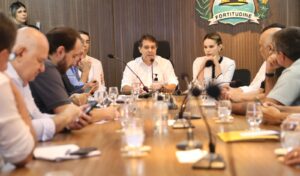 Prefeito de Fortaleza, Evandro Leitão, em reunião com seu secretariado