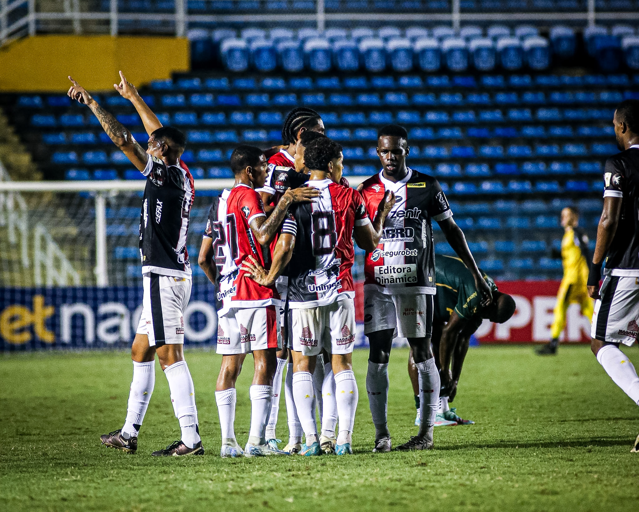 Time do Ferroviário contra o Altos, do Piauí