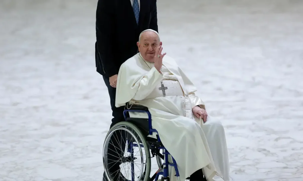 Papa Francisco em cadeira de rodas