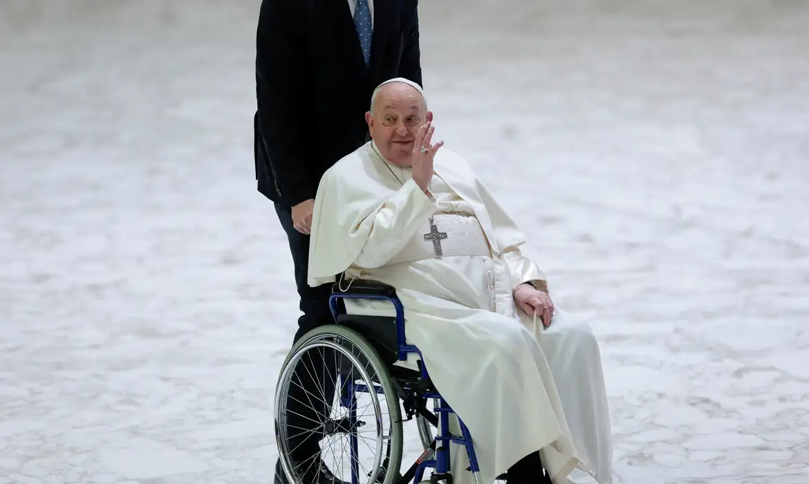 Papa Francisco em cadeira de rodas