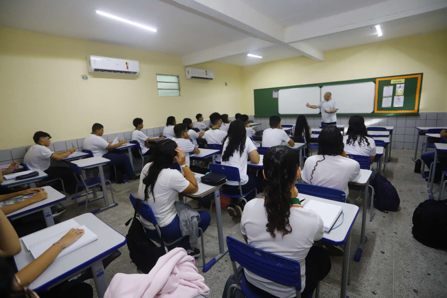 Alunos do Ceará tendo aula em escola pública do estado