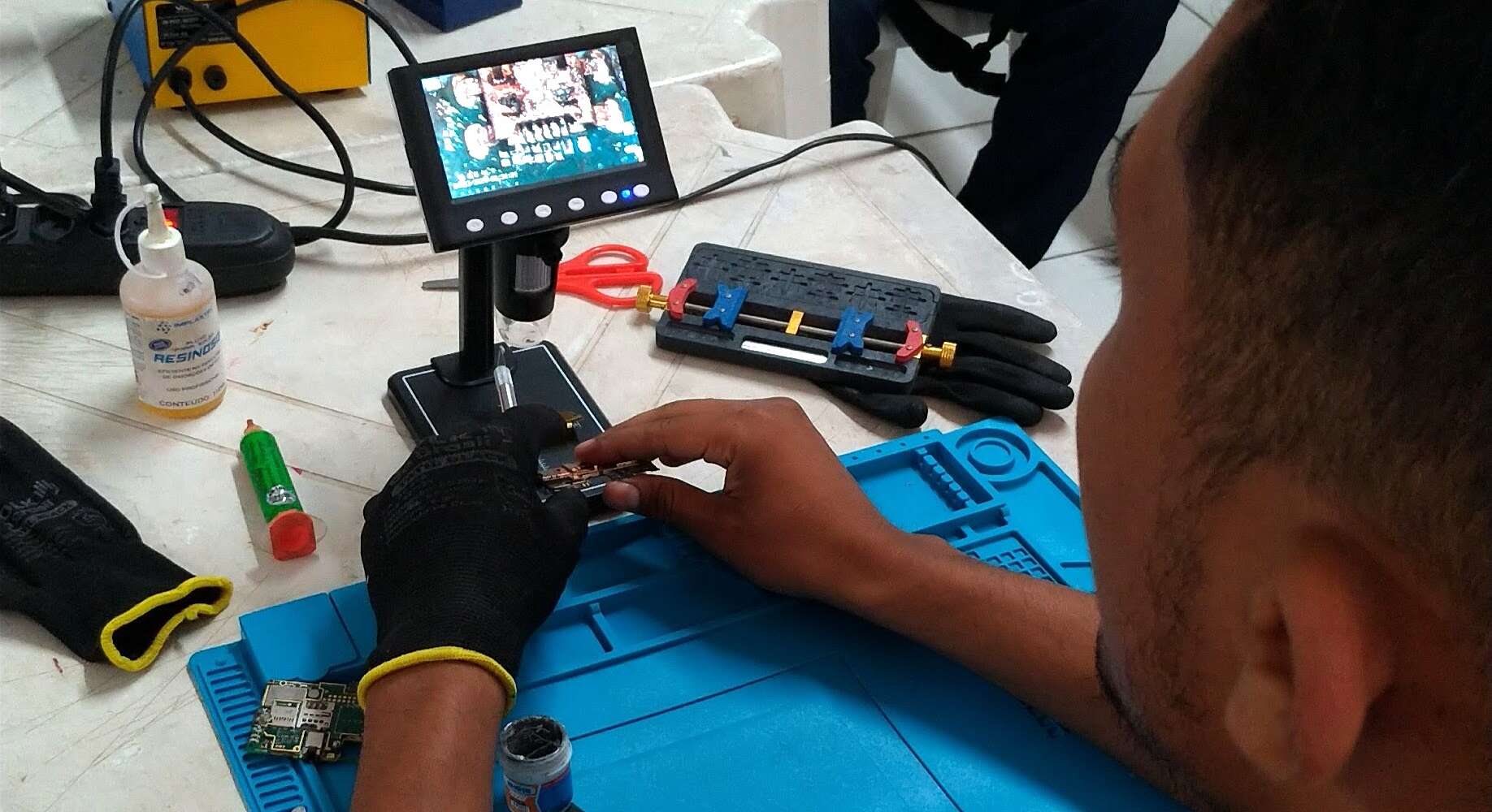 Jovem trabalhando com tecnologia