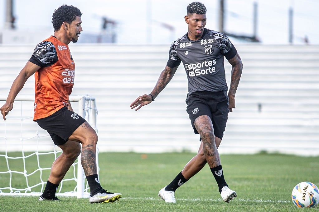 Jogadores do Ceará SC em treinamento