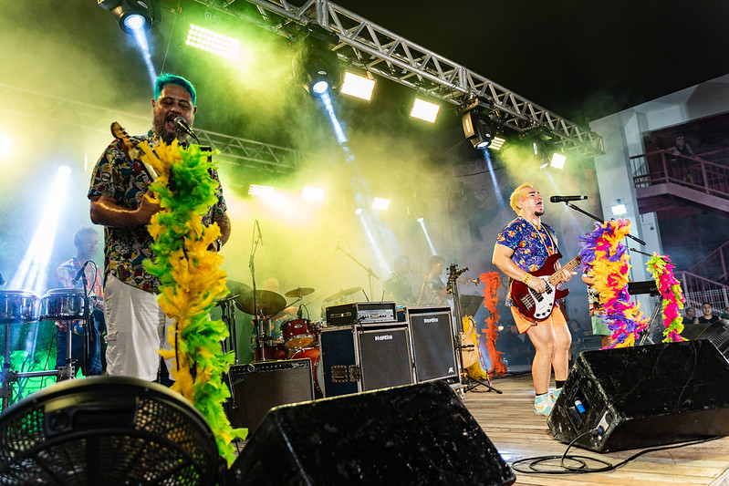 Bloco Chão da Praça, com Os Transnacionais, em show no Dragão do Mar