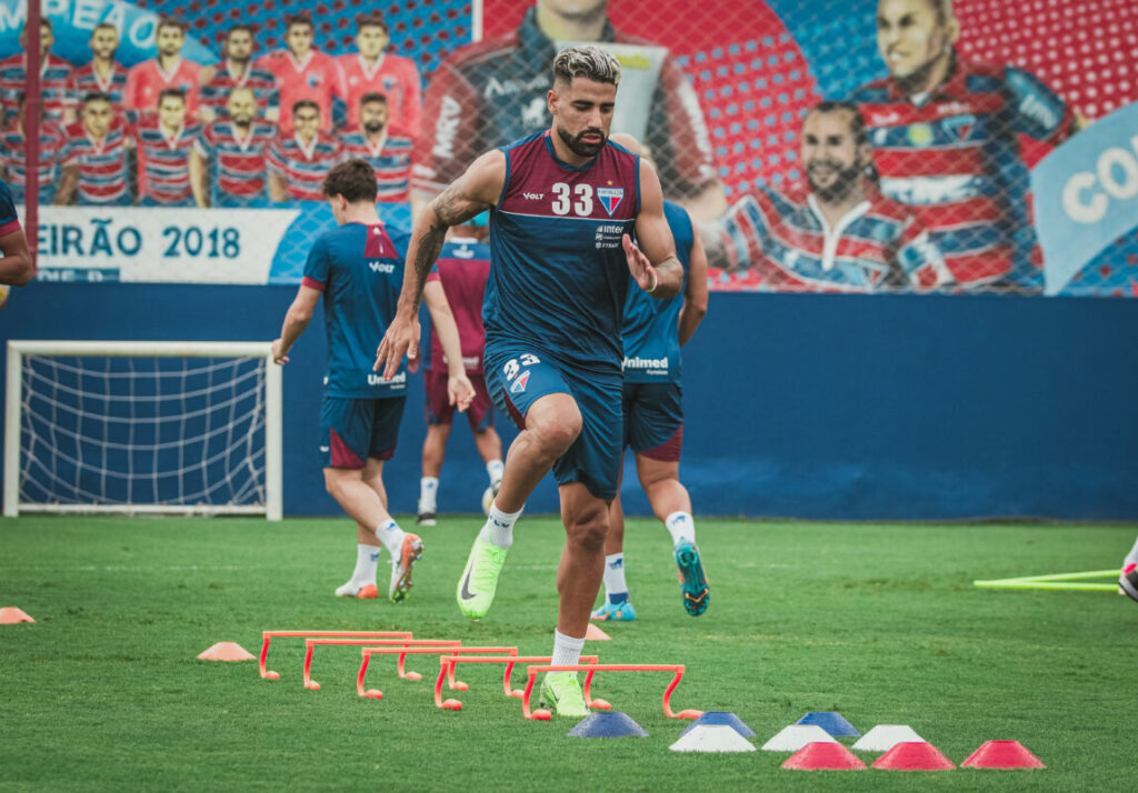 Brítez, zagueiro do Fortaleza, treinando no Centro de Excelência Alcides Santos
