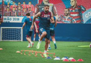 Brítez, zagueiro do Fortaleza, treinando no Centro de Excelência Alcides Santos
