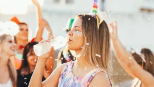 Mulher bebendo água durante o Carnaval