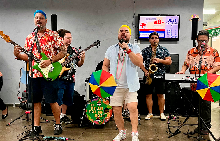 A banda Os Transnacionais em ação no Hemoce