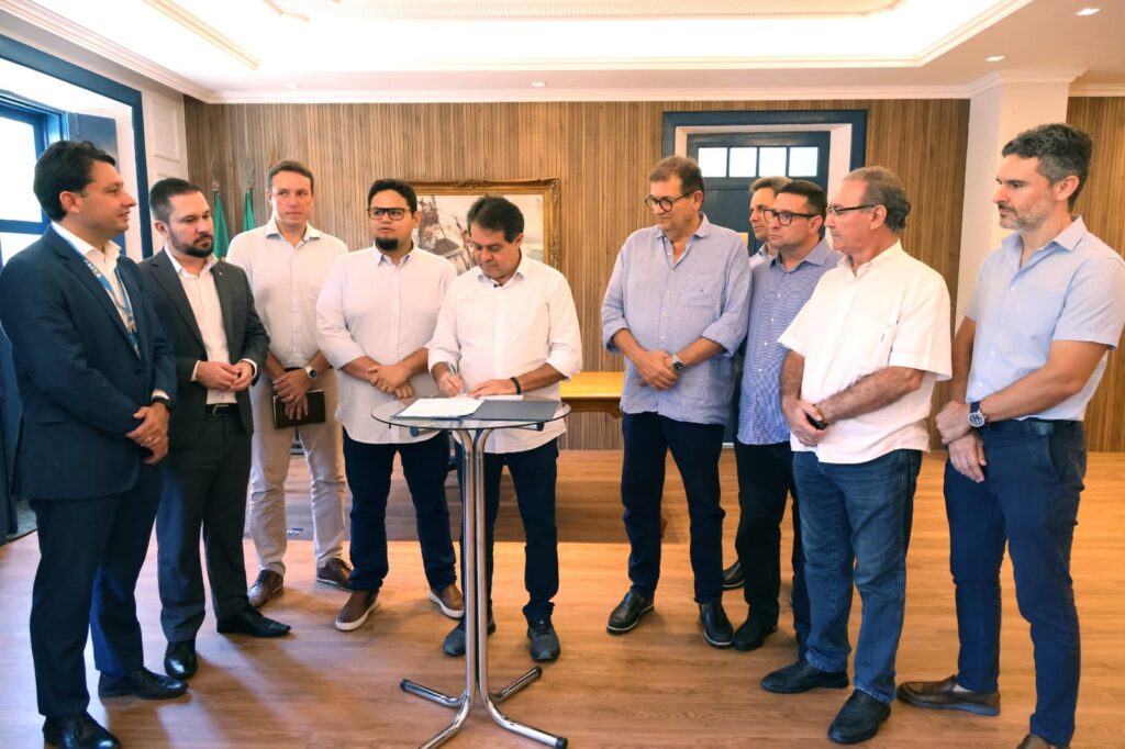 Prefeito de Fortaleza, Evandro Leitão, em assinatura de documento.