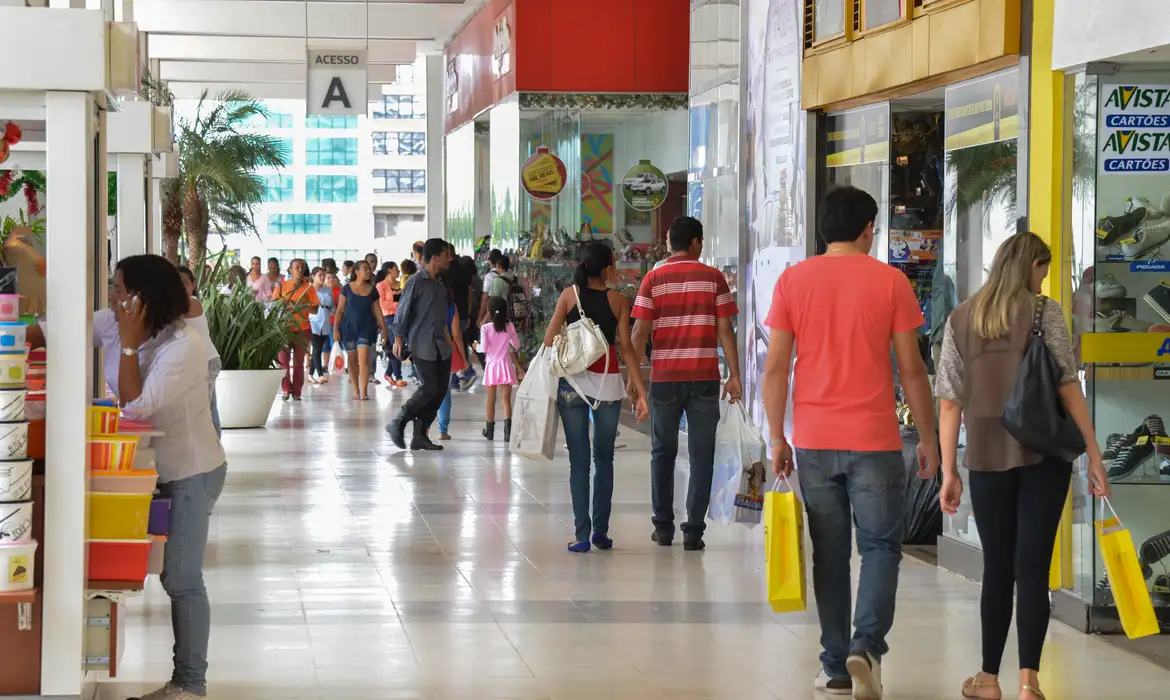 Pessoas fazendo compras no shopping