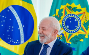 Lula defende moeda do Brics em entrevista na TV