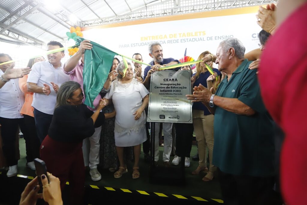 Elmano de Freitas, governador do Ceará, em inauguração de escola em Acaraú