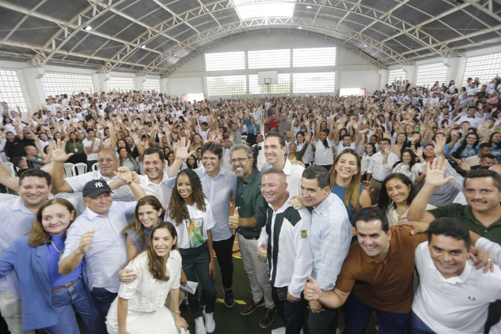 Elmano de Freitas em entrega de tablets em Baturité