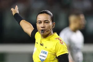 A árbitra Edina Alves Batista