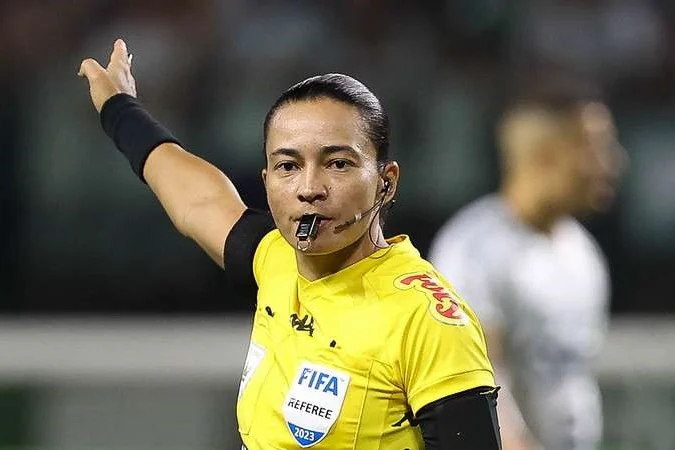 A árbitra Edina Alves Batista