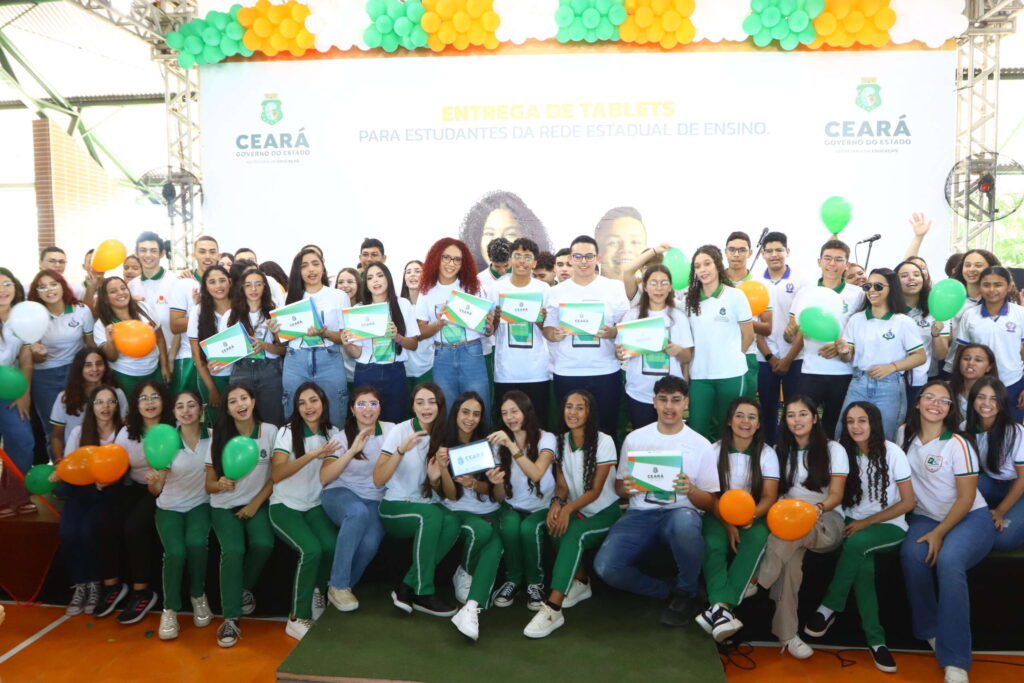 Entrega de tablets para alunos de Jaguaribe, no Ceará