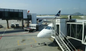 Avião sendo abastecido