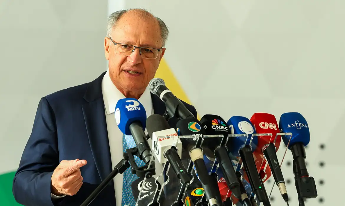 Governo brasileiro debate tarifa de Trump com indústria