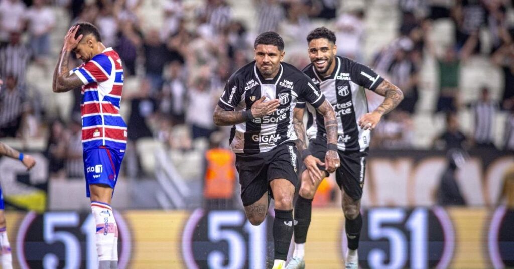 Jogadores do Ceará comemoram gol de Galeano contra o Fortaleza no Clássico-Rei