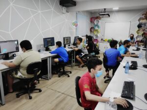 Jovens no curso gratuito de UX/UI Design em Fortaleza, em aula prática no laboratório do Labinec.