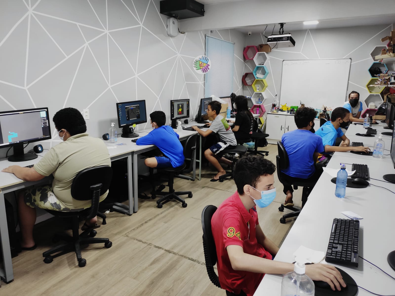Jovens no curso gratuito de UX/UI Design em Fortaleza, em aula prática no laboratório do Labinec.