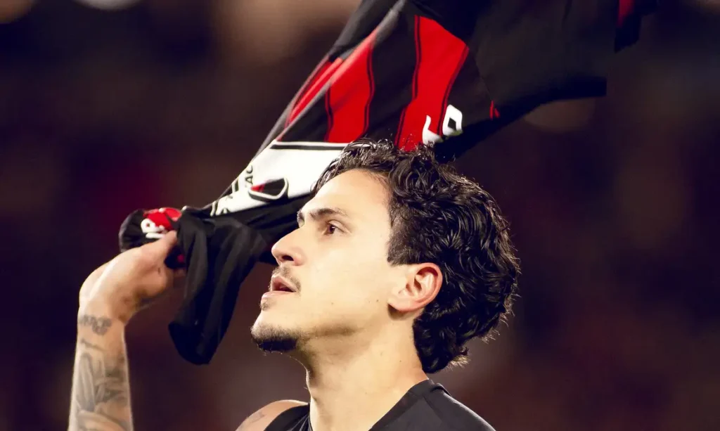 Flamengo vence clássico com gol de Pedro