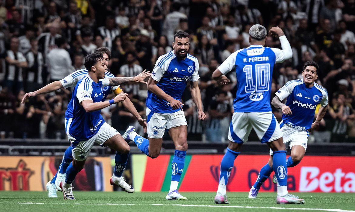Cruzeiro vence Atlético-MG