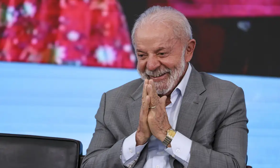 Lula defende moeda alternativa ao dólar após tarifaço dos EUA