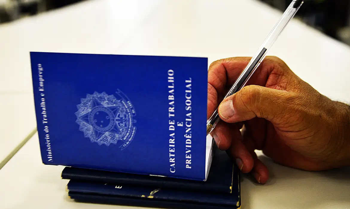 Taxa de desemprego cai para 5,6% no Brasil