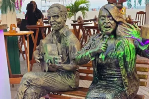 Estátua de Preta Gil em Copacabana