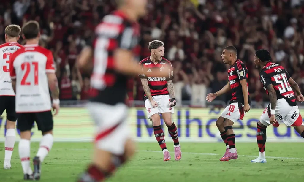 Flamengo vence Estudiantes