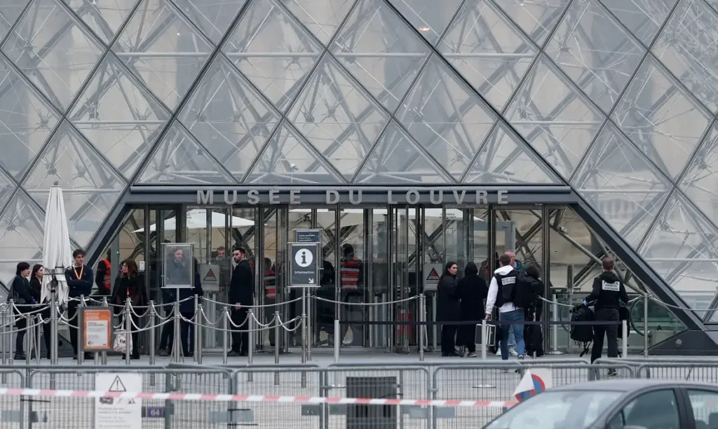 Museu do Louvre sofre assalto