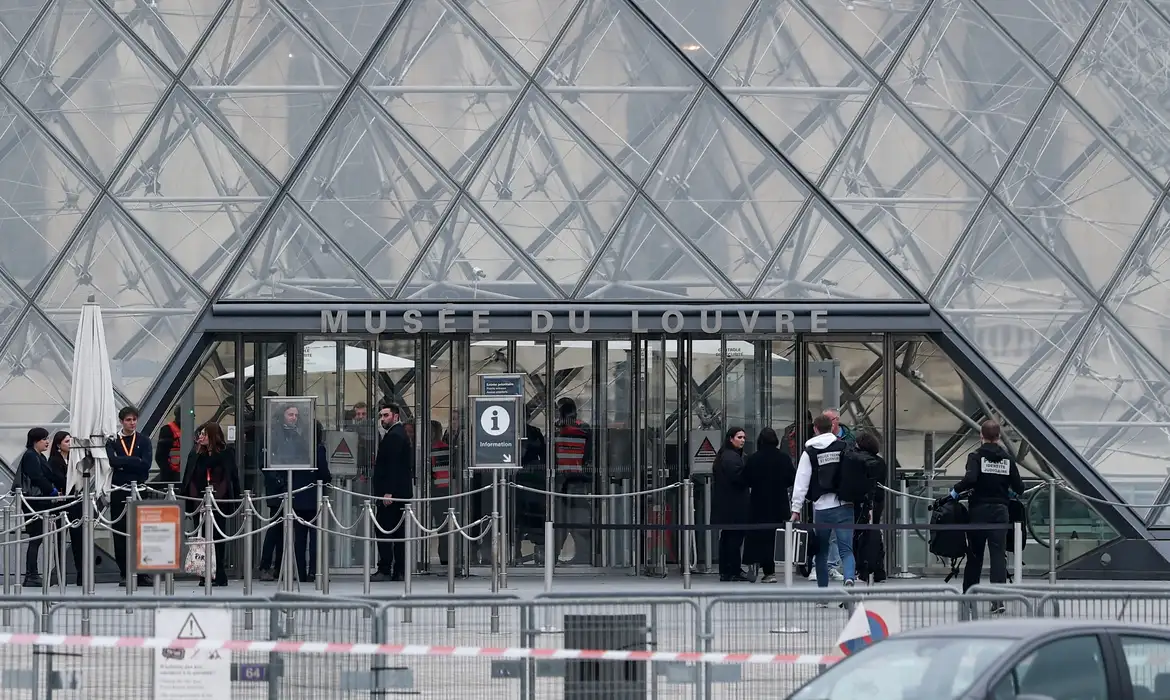 Museu do Louvre sofre assalto