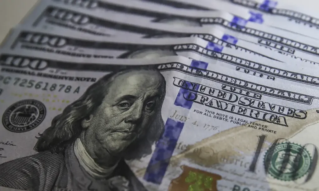 Dólar sobe e bolsa cai
