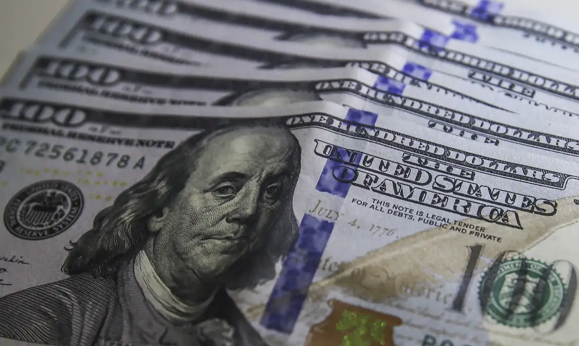 Dólar sobe e bolsa cai