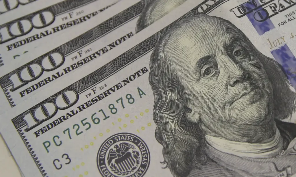 Dólar cai e bolsa sobe