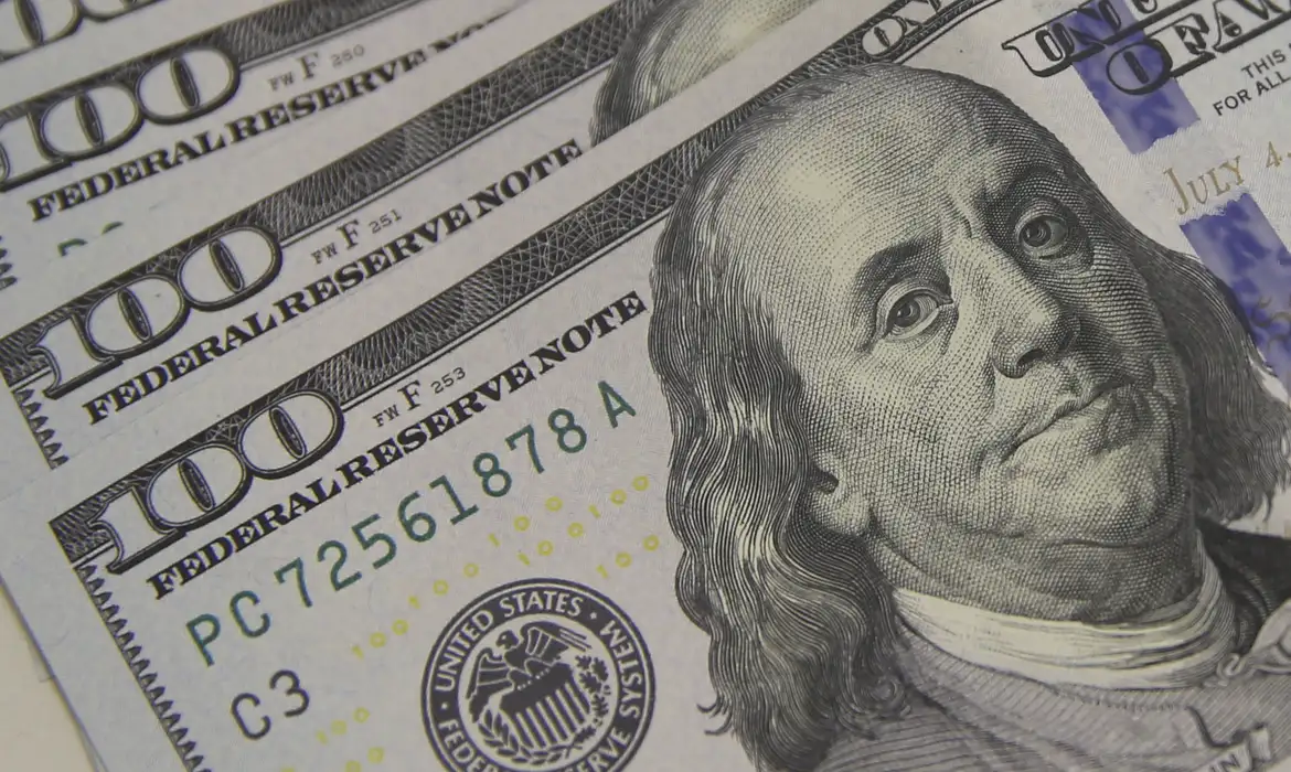 Dólar cai e bolsa sobe